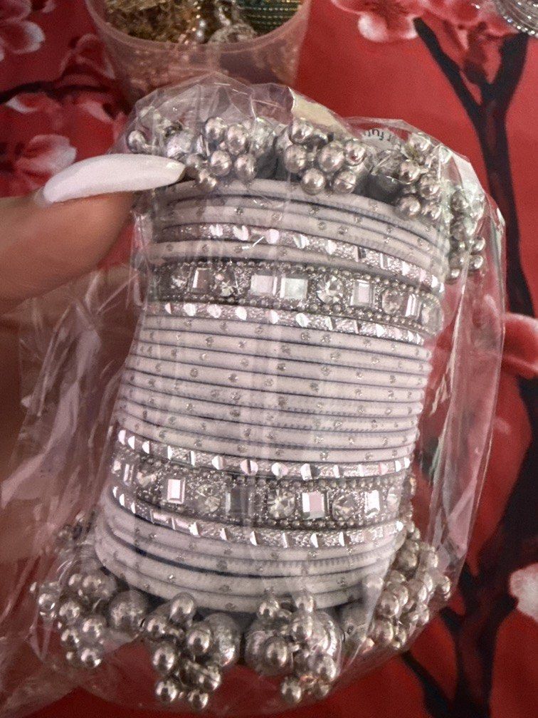 Bangles (Category: Bracelets) located in Singapore. Submitted by decorose (Listing ID 1469985874, Image 3). Description: .