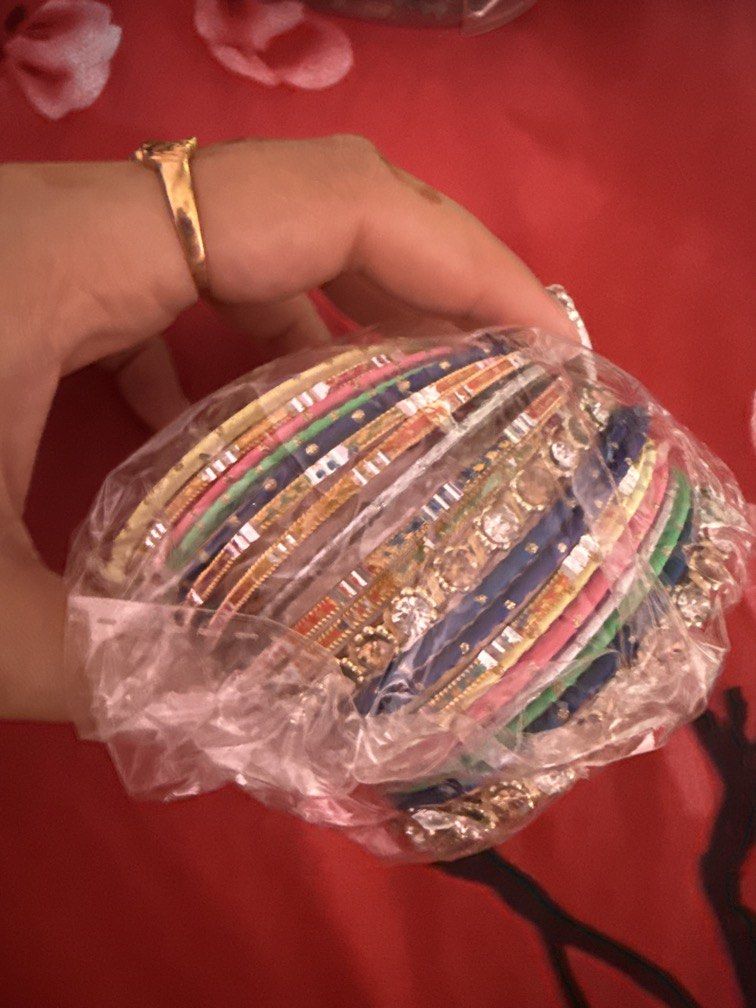 Bangles (Category: Bracelets) located in Singapore. Submitted by decorose (Listing ID 1469986014, Image 1). Description: .