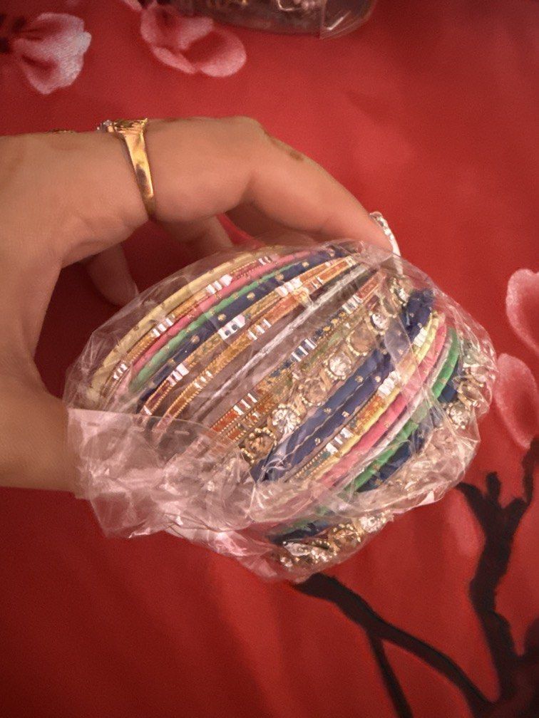 Bangles (Category: Bracelets) located in Singapore. Submitted by decorose (Listing ID 1469986014, Image 3). Description: .