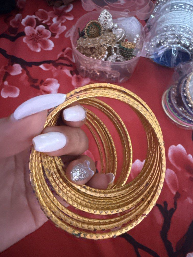 Bangles (Category: Bracelets) located in Singapore. Submitted by decorose (Listing ID 1469986165, Image 2). Description: .
