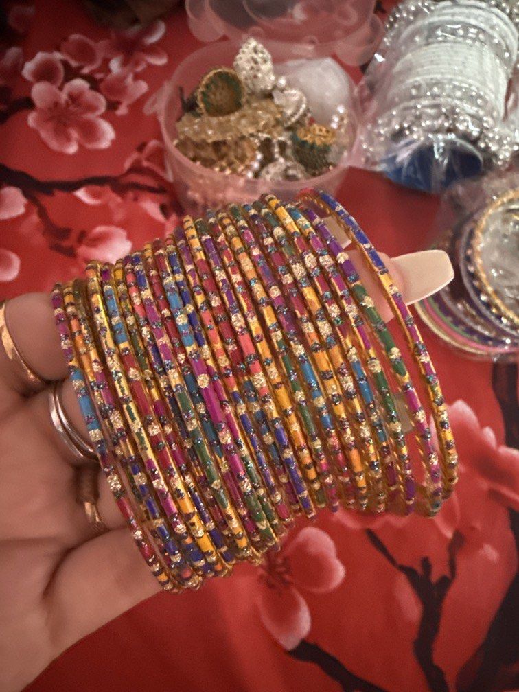 Bangles (Category: Bracelets) located in Singapore. Submitted by decorose (Listing ID 1469986165, Image 1). Description: .