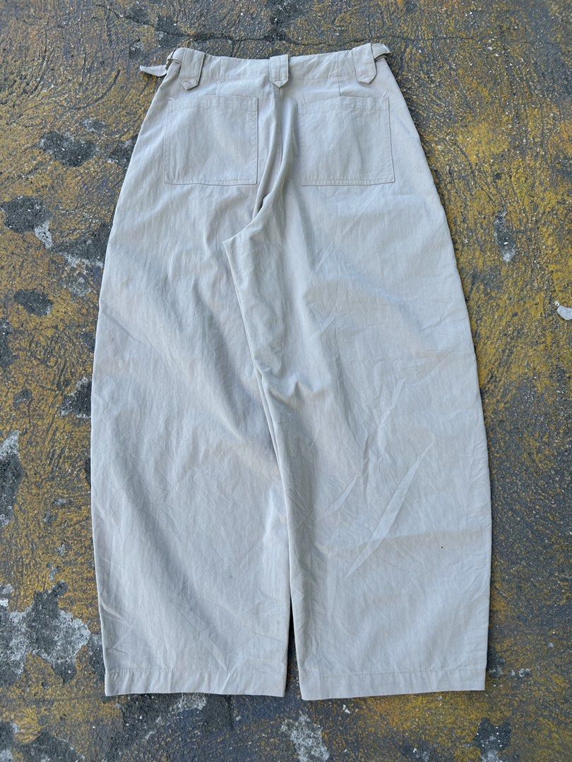 Barrel pants (Category: Jeans) located in Caloocan City. Submitted by hustlenhunt (Listing ID 1469984748, Image 2). Description: Dimes: W-28 L-37 Thigh-13 Hem-9 -Issue:pinhole stain -Condition:10/10 .
