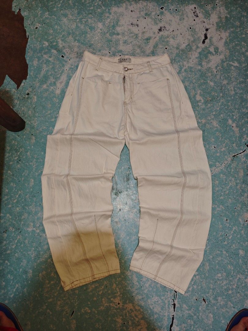 Barrel pants (Category: Jeans) located in Calauag. Submitted by cou1_h (Listing ID 1470079409, Image 1). Description: Size 29 Light 41 Hem 9.