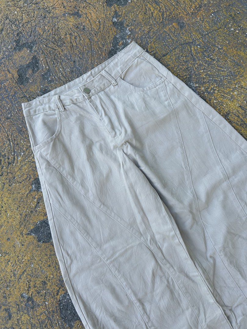 Barrel Pants with embroidered design (Category: Jeans) located in Caloocan City. Submitted by hustlenhunt (Listing ID 1469984039, Image 3). Description: Dimes: W-31 L-39.5 Thigh-14 Hem-11.5 -No Issue -Condition-10/10 Need Wash .