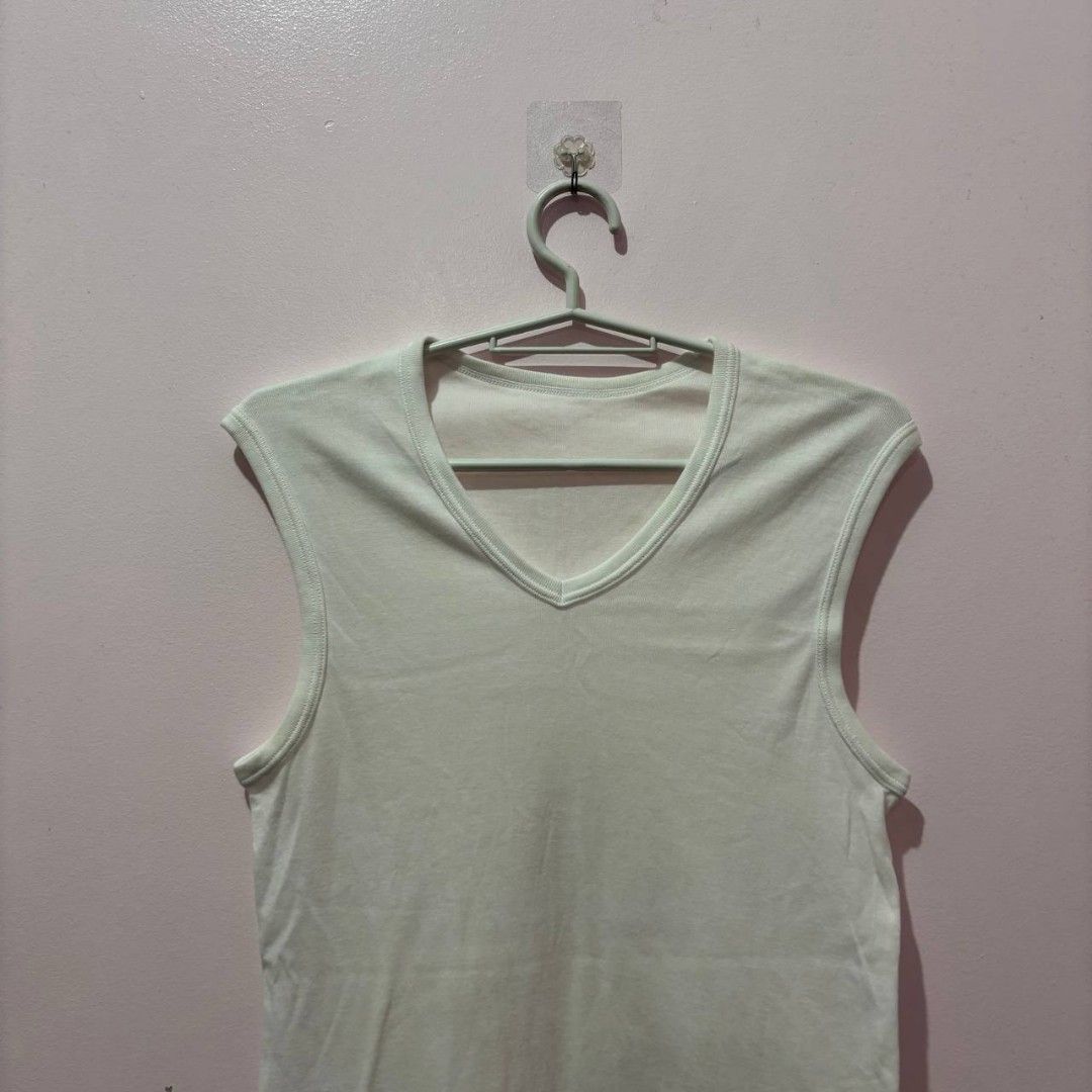 basic v-neck top (Category: Sleeveless) located in Santa Rosa. Submitted by zbwears (Listing ID 1470083066, Image 2). Description: ▸ basic v-neck top ▸ small | ₱80 frequently asked questions: ▸ location: balagtas, batangas city ▸ mop: GCASH ▸ mod: direct JNT (min. ₱54) feel free to message me for any inquiries 💌 💌.