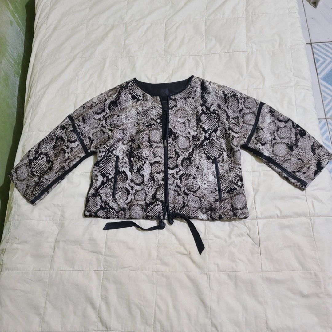BCBGMAXAZRIA Silk-Wool Snakeskin Print Cropped Bomber Jacket (BCBG) (Category: Coats, Jackets and Outerwear) located in Manila. Submitted by faurbrey (Listing ID 1470132827, Image 1). Description: Medium Size 19" x 19" Sleeve Length: 10" Excellent Condition No Issue.