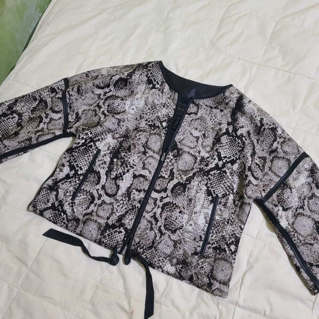 BCBGMAXAZRIA Silk-Wool Snakeskin Print Cropped Bomber Jacket (BCBG) (Category: Coats, Jackets and Outerwear) located in Manila. Submitted by faurbrey (Listing ID 1470132827, Image 3). Description: Medium Size 19" x 19" Sleeve Length: 10" Excellent Condition No Issue.