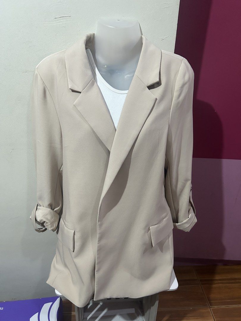 Beige oversized casual blazer jacket with rolled sleeves (Category: Coats, Jackets and Outerwear) located in Marilao. Submitted by bamito (Listing ID 1470127089, Image 2). Description: - Color: Neutral beige (easy to match with any outfit) - Style: Open-front, no-button design with notched lapel collar .