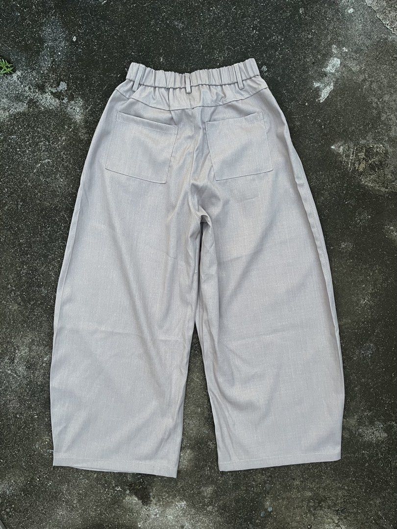 Beige pleated trousers (Category: Jeans) located in Amadeo. Submitted by wil.thriftypicks (Listing ID 1470062857, Image 2). Description: ‼️Beige pleated trousers‼️ Waistline 28 - 30 Length 40 Leg opening 12.5 🏷️ Php 300 Excellent condition Comment (Mine)/ message if interested. 📍Amadeo, Cavite.