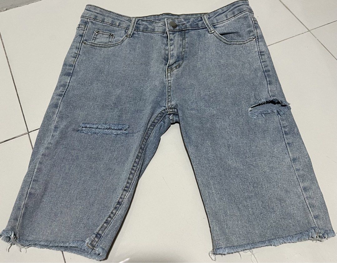 Bermuda shorts (Category: Shorts) located in Manila. Submitted by art8411_ (Listing ID 1470059256, Image 1). Description: WAIST: 27in LENGTH: 20in Semi stretch.