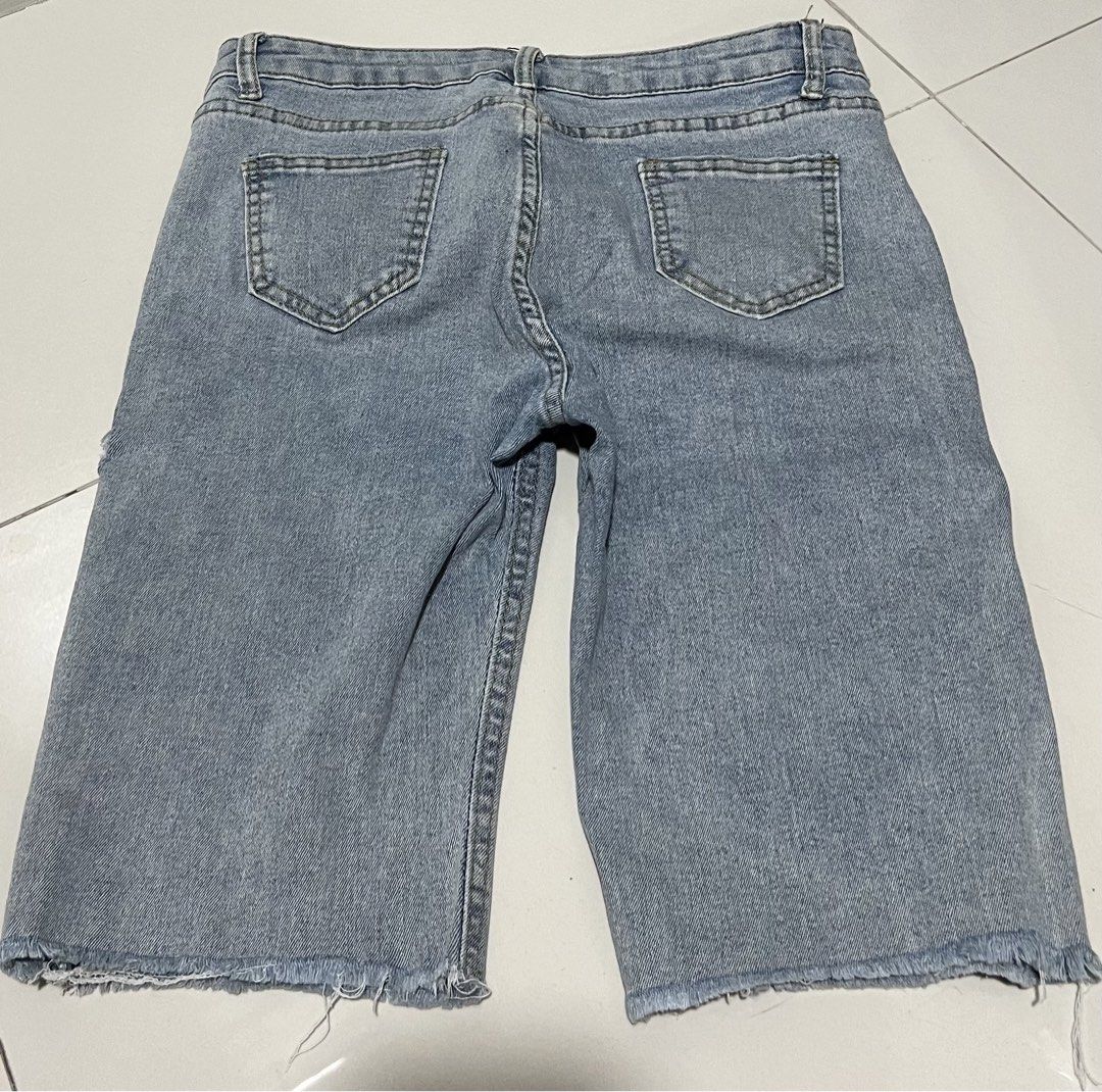 Bermuda shorts (Category: Shorts) located in Manila. Submitted by art8411_ (Listing ID 1470059256, Image 2). Description: WAIST: 27in LENGTH: 20in Semi stretch.