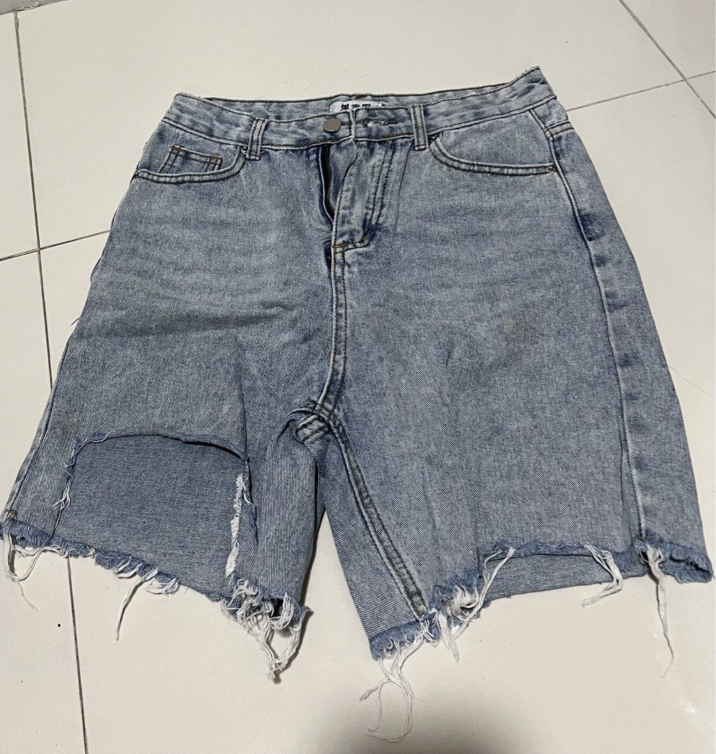Bermuda shorts (Category: Shorts) located in Manila. Submitted by art8411_ (Listing ID 1470059633, Image 1). Description: WAIST: 26in LENGTH: 17.5in.