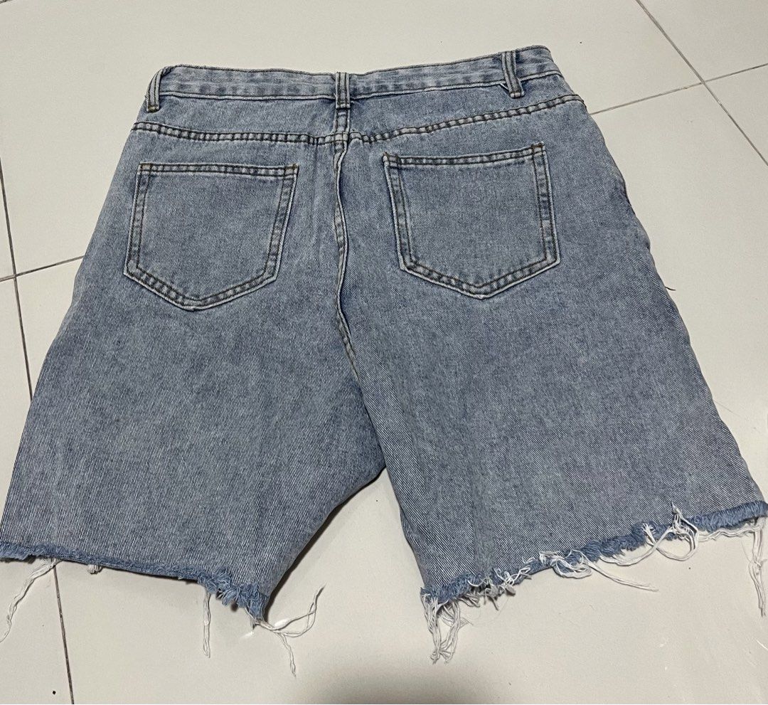 Bermuda shorts (Category: Shorts) located in Manila. Submitted by art8411_ (Listing ID 1470059633, Image 2). Description: WAIST: 26in LENGTH: 17.5in.
