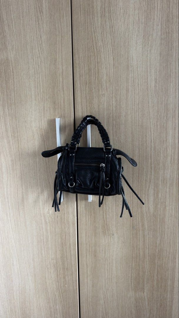 Bershka Bag (Category: Shoulder Bags) located in Quezon City. Submitted by wearitagain_ (Listing ID 1470025367, Image 1). Description: No long strap.