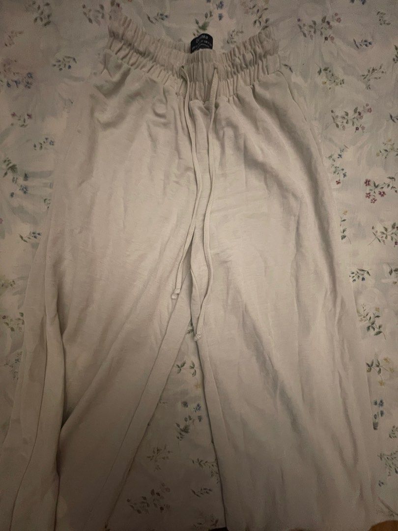 BERSHKA Beige Trousers (Category: Other Bottoms) located in Marikina City. Submitted by prelovedbyshams.sy (Listing ID 1470075634, Image 1). Description: .