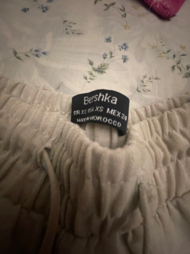 BERSHKA Beige Trousers (Category: Other Bottoms) located in Marikina City. Submitted by prelovedbyshams.sy (Listing ID 1470075634, Image 2). Description: .