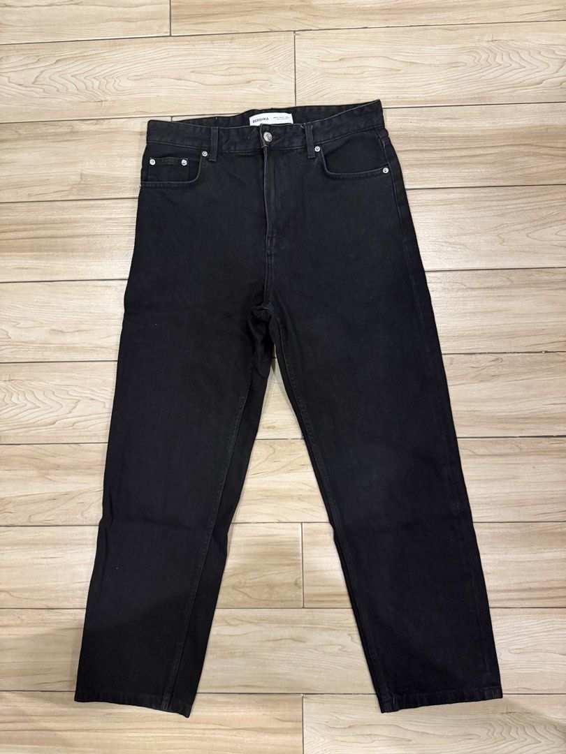 Bershka Black Denim Jeans (Category: Jeans) located in Santa Rosa. Submitted by jericobngo (Listing ID 1469951124, Image 1). Description: - Brand: Bershka - Style: Black denim straight-leg jeans - Size: EUR 40 / USA 31 / MEX 31, fits waist 30-32 - Details: Classic five-pocket design, silver-tone hardware studs, button closure - Condition: Clean wash, no fading, worn only a couple of times - Origin: Made in Bangladesh - Perfect daily staple that m