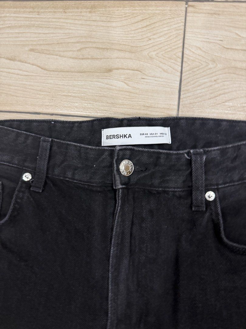 Bershka Black Denim Jeans (Category: Jeans) located in Santa Rosa. Submitted by jericobngo (Listing ID 1469951124, Image 2). Description: - Brand: Bershka - Style: Black denim straight-leg jeans - Size: EUR 40 / USA 31 / MEX 31, fits waist 30-32 - Details: Classic five-pocket design, silver-tone hardware studs, button closure - Condition: Clean wash, no fading, worn only a couple of times - Origin: Made in Bangladesh - Perfect daily staple that m