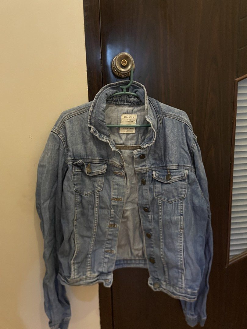 BERSHKA Denim Jacket (Category: Coats, Jackets and Outerwear) located in Marikina City. Submitted by prelovedbyshams.sy (Listing ID 1470085350, Image 1). Description: .