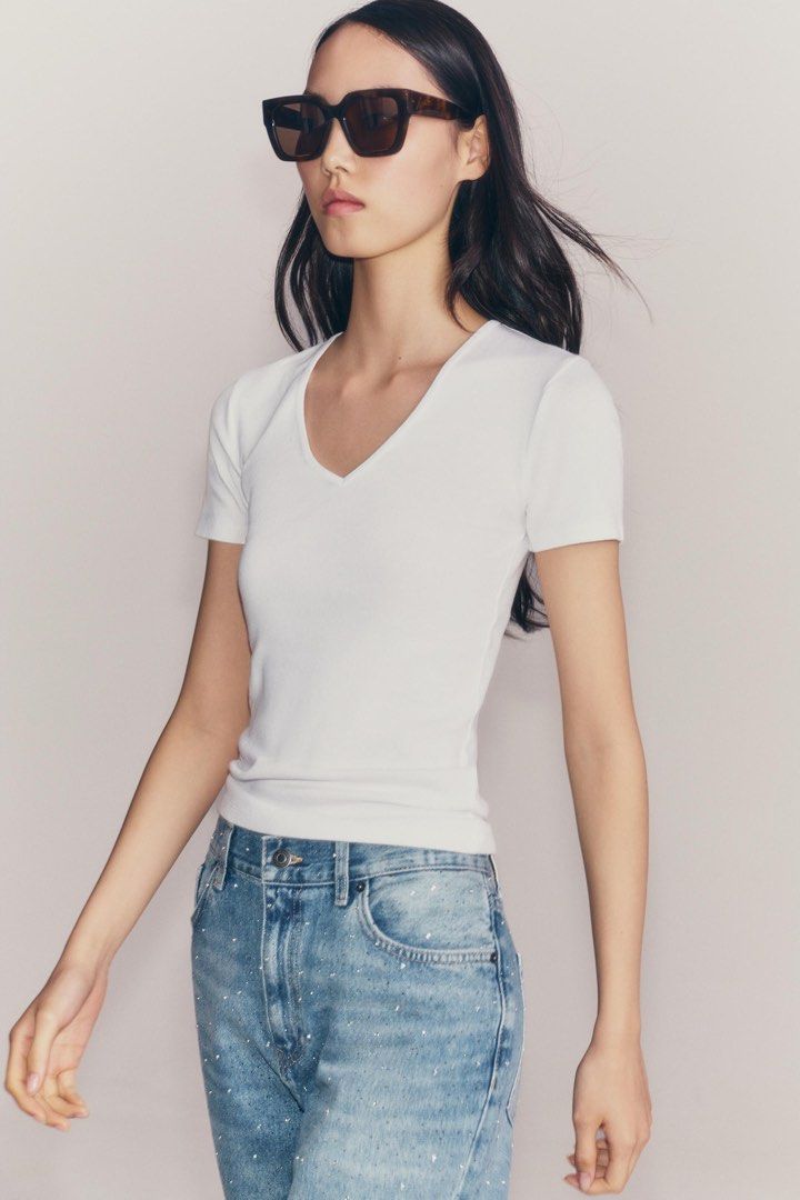 Bershka fitted v-neck top XS (Category: Shirts) located in Manila. Submitted by jdjdnxei (Listing ID 1469588987, Image 1). Description: bnew pa never worn XS.