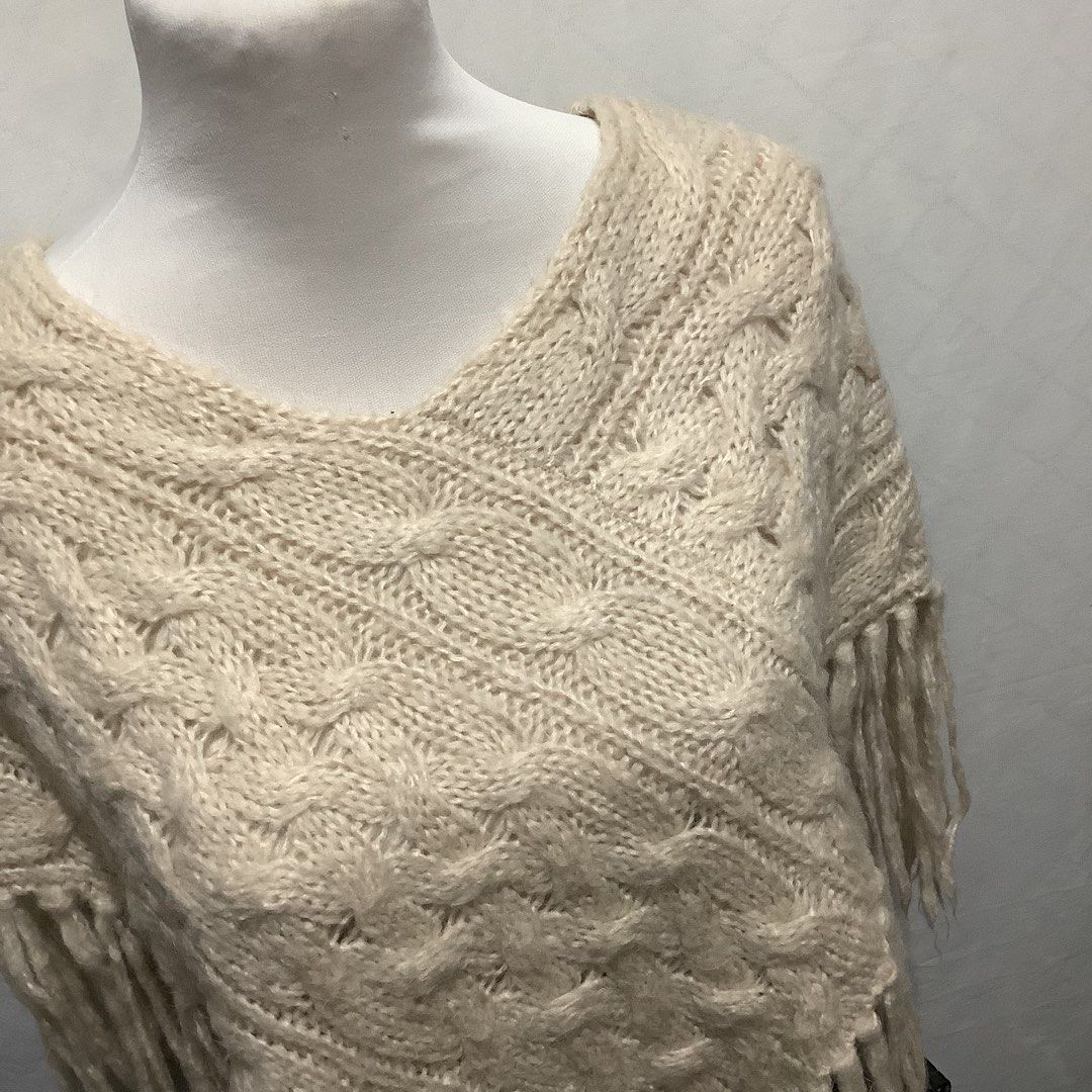 BETH BOWLEY Cream Knitted/Crochet Poncho (Category: Coats, Jackets and Outerwear) located in Cavite. Submitted by kbyshe_catalog (Listing ID 1470071247, Image 2). Description: xs-medium knitted/crochet fabric branded by Beth Bowley.