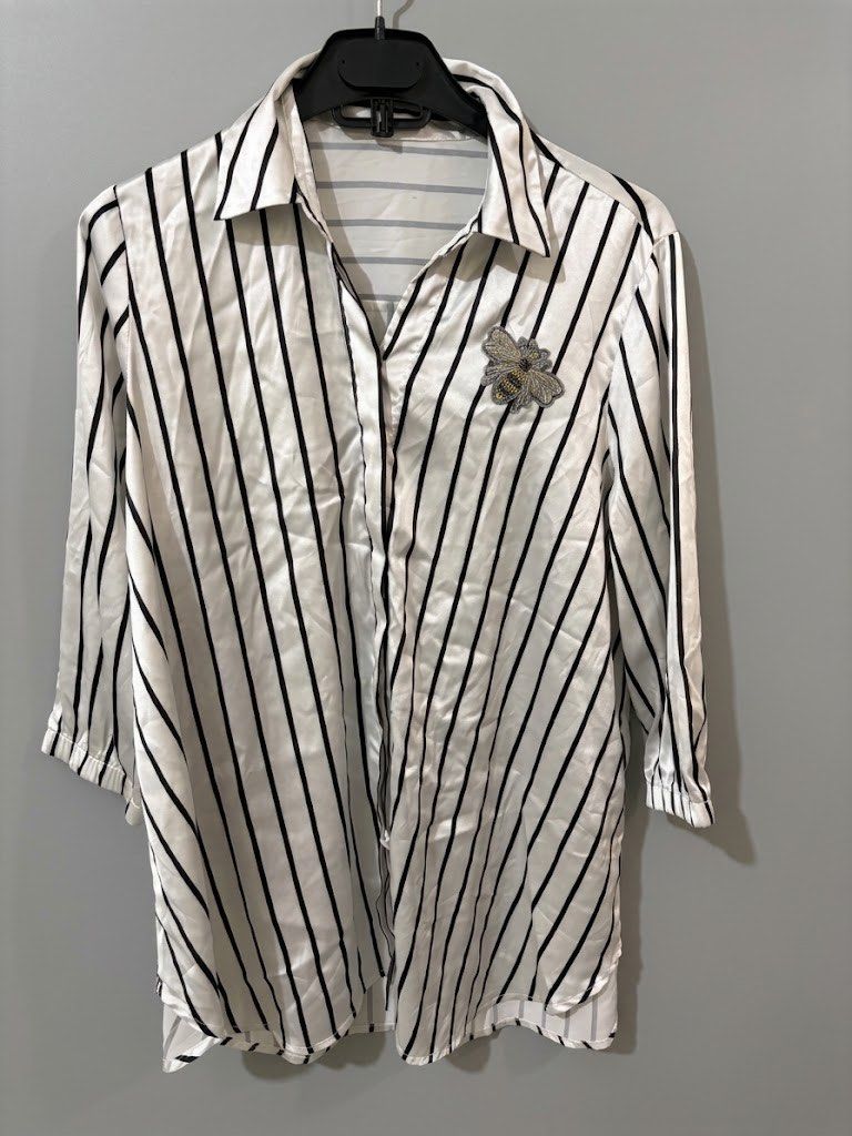 Black & White Vertical Striped Polo (Category: Blouses) located in Quezon City. Submitted by jindori._. (Listing ID 1470033416, Image 1). Description: Dimensions (WxL): 21x26 Color rate: 9/10 Colors may vary due to lighting Ship out every weekends.