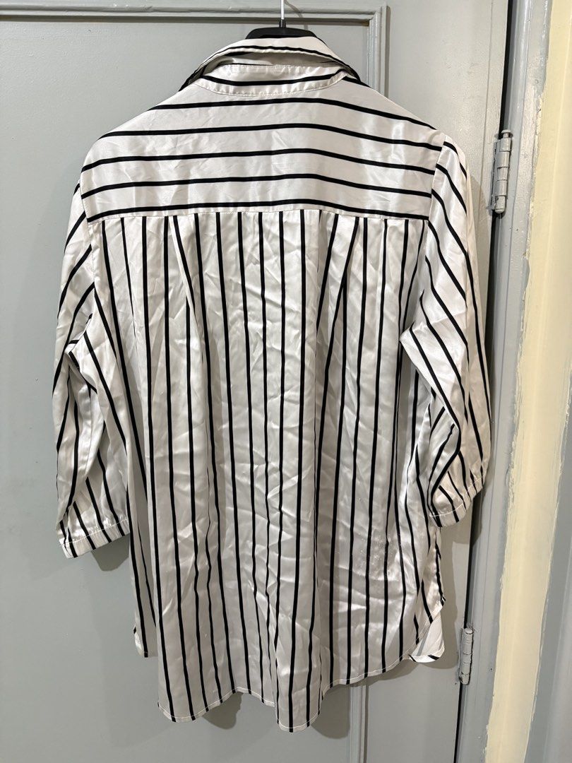 Black & White Vertical Striped Polo (Category: Blouses) located in Quezon City. Submitted by jindori._. (Listing ID 1470033416, Image 2). Description: Dimensions (WxL): 21x26 Color rate: 9/10 Colors may vary due to lighting Ship out every weekends.