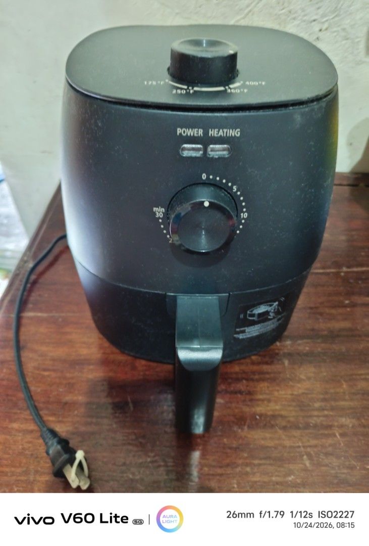 Black Air Fryer with Temperature and Timer Knobs (Category: Fryers) located in Makati City. Submitted by alvinfloresrecopuert41 (Listing ID 1469948846, Image 1). Description: never been used, just gave by my sister from USA. .