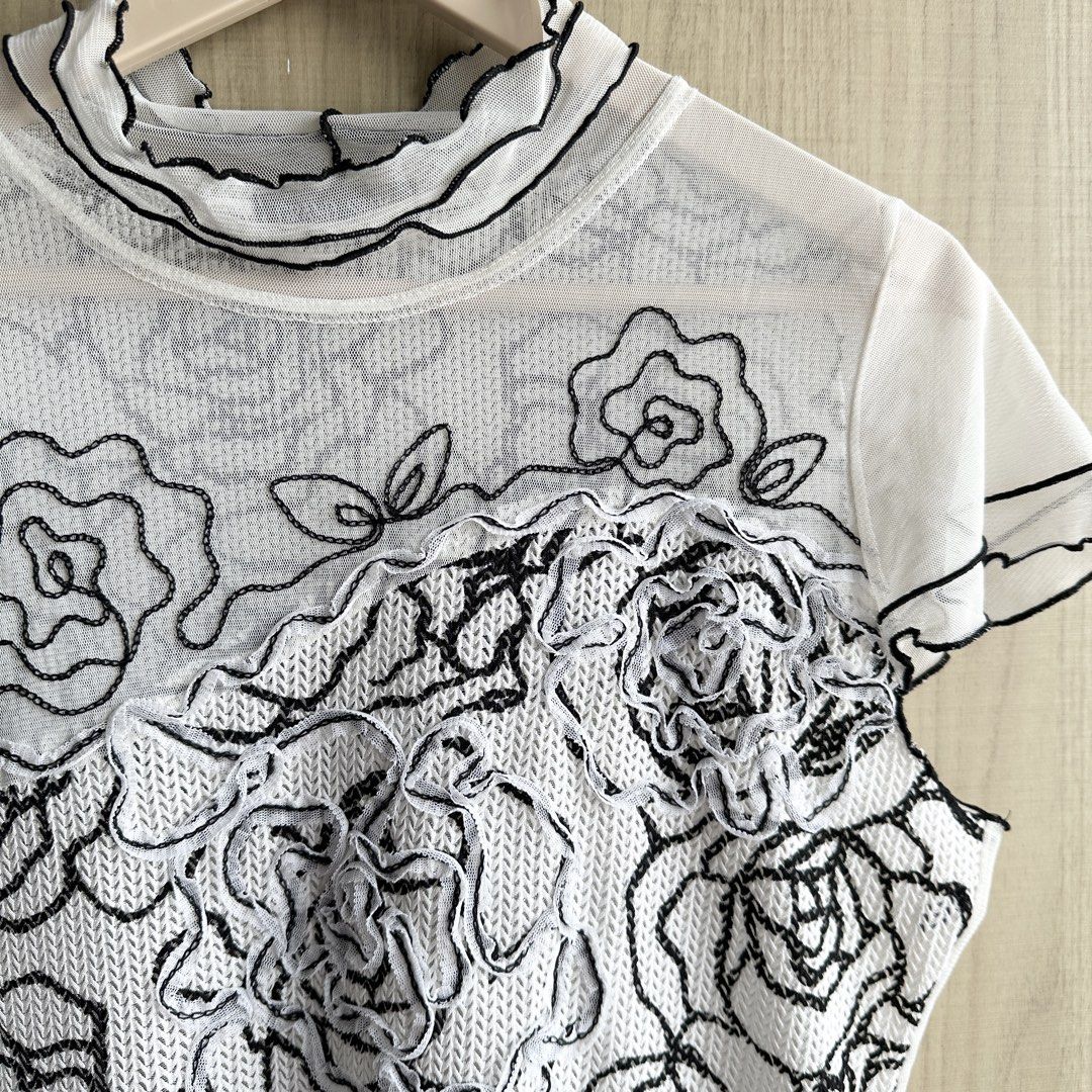Black and White Elegant Sheer Floral Top (Category: Others Tops) located in Makati City. Submitted by uniquefindsonly.ph (Listing ID 1469947986, Image 3). Description: 📍Makati Size: medium No flaws SO pretty!! It’s sheer and look at the DETAILS 😍.