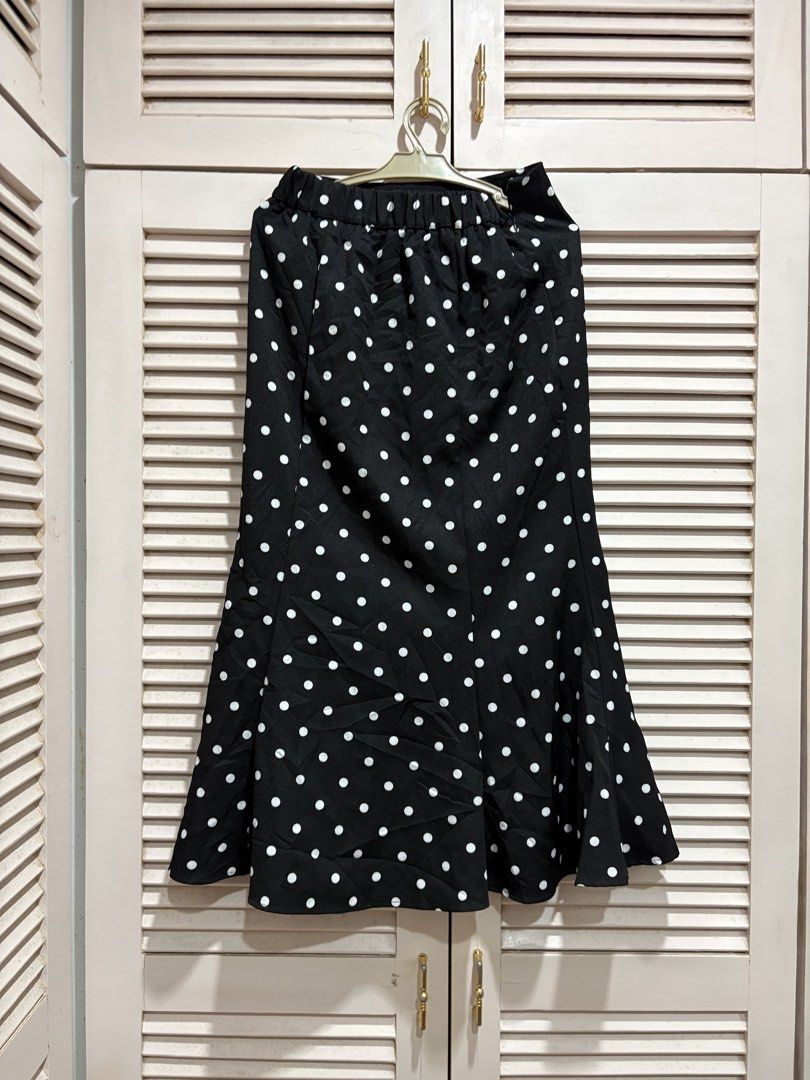 Black and White Polka Dot Midi Skirt (Category: Skirts) located in Muntinlupa City. Submitted by sukimum (Listing ID 1469980920, Image 2). Description: Cute no brand midi skirt with a mermaid fit. Has a gartered waist and zipper side.
