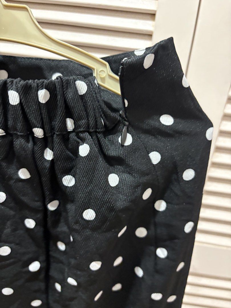 Black and White Polka Dot Midi Skirt (Category: Skirts) located in Muntinlupa City. Submitted by sukimum (Listing ID 1469980920, Image 3). Description: Cute no brand midi skirt with a mermaid fit. Has a gartered waist and zipper side.