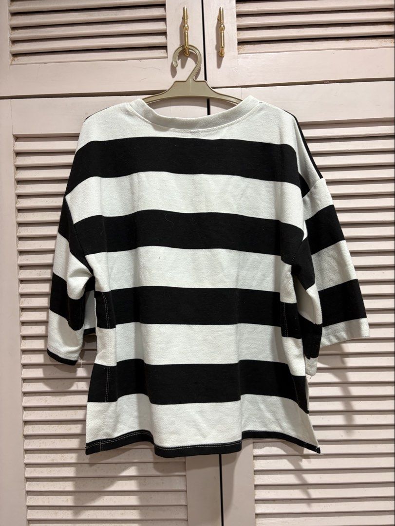 Black and White Striped Oversized T-Shirt (Category: Shirts) located in Muntinlupa City. Submitted by sukimum (Listing ID 1469979545, Image 2). Description: Oversized fit good for S-M frames. Premium thick cotton material. (brand tag as helping tag only).