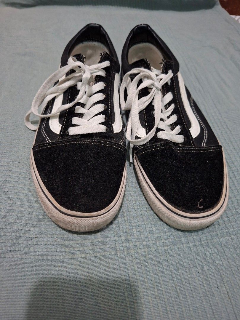 Black and white Vans Old Skool (Category: Casual Shoes) located in Manila. Submitted by wholly389 (Listing ID 1470039288, Image 2). Description: black-and-white Vans Old Skool low-top skate shoes size 11 US.