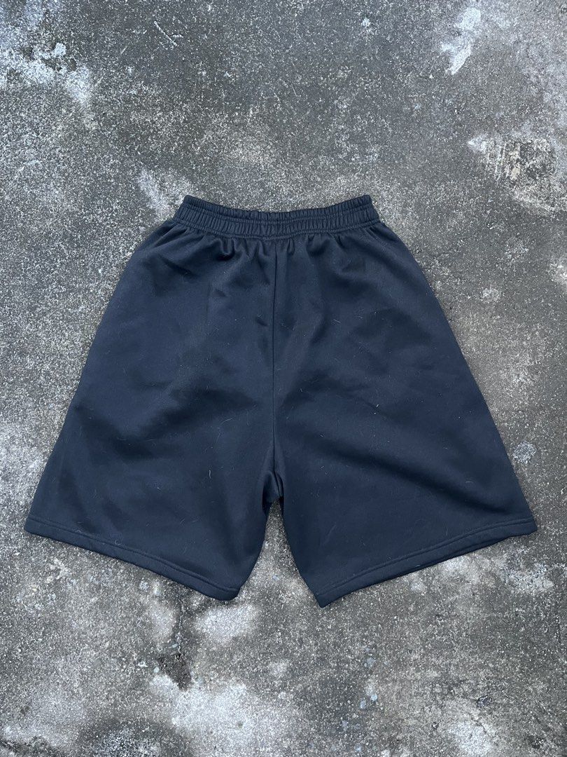 Black baggy shorts (Category: Shorts) located in Amadeo. Submitted by wil.thriftypicks (Listing ID 1470059719, Image 2). Description: ‼️Black baggy shorts‼️ Waistline 30 - 35 Length 23.5 Leg opening 15 🏷️ Php 200 Excellent condition Comment (Mine)/ message if interested. 📍Amadeo, Cavite.