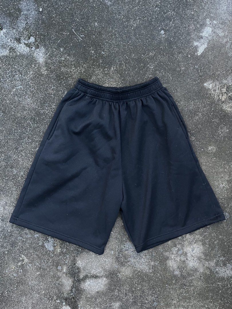 Black baggy shorts (Category: Shorts) located in Amadeo. Submitted by wil.thriftypicks (Listing ID 1470059719, Image 1). Description: ‼️Black baggy shorts‼️ Waistline 30 - 35 Length 23.5 Leg opening 15 🏷️ Php 200 Excellent condition Comment (Mine)/ message if interested. 📍Amadeo, Cavite.