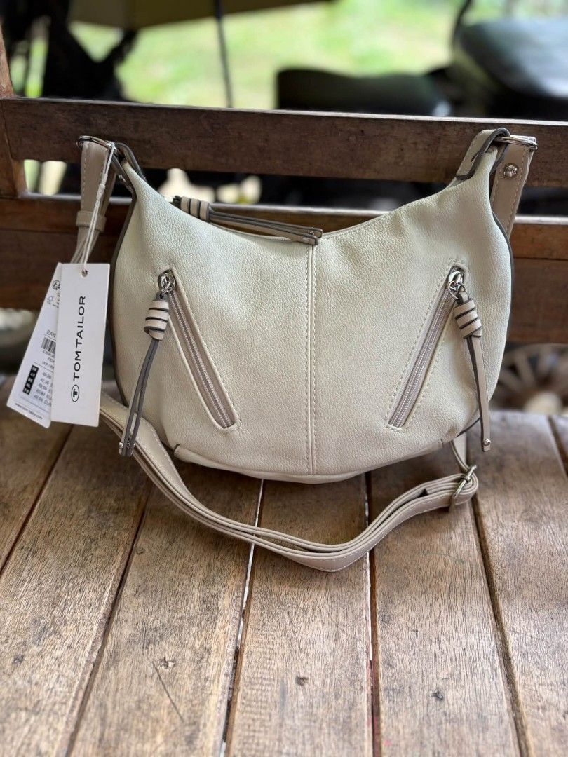 Black Carhartt nylon crossbody bag with drawstring (Category: Cross-body Bags) located in Tagum. Submitted by jenjen24867 (Listing ID 1470108678, Image 3). Description: - Brand: Carhartt - Color: Black - Material: Durable nylon - Closure: Drawstring with toggle - Features: Top handle and adjustable shoulder strap - Branding: White Carhartt logo on front, small side tag - Condition: Brand new / Excellent daily carry.