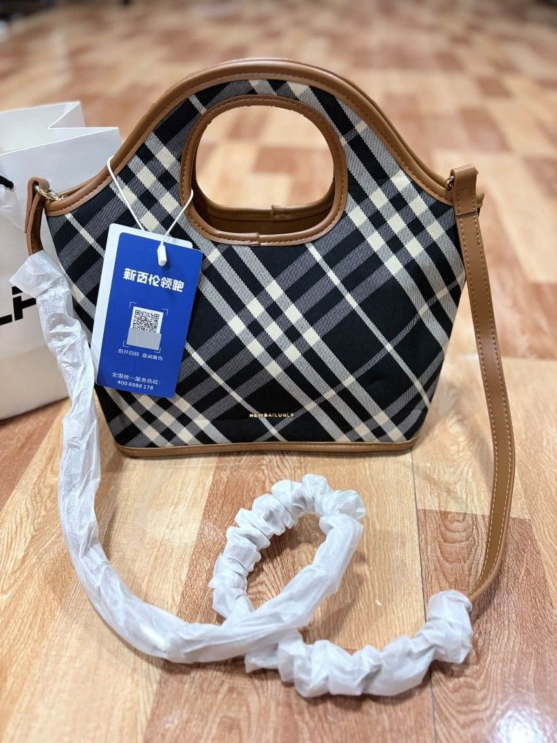 Black Carhartt nylon crossbody bag with drawstring (Category: Cross-body Bags) located in Tagum. Submitted by jenjen24867 (Listing ID 1470108678, Image 2). Description: - Brand: Carhartt - Color: Black - Material: Durable nylon - Closure: Drawstring with toggle - Features: Top handle and adjustable shoulder strap - Branding: White Carhartt logo on front, small side tag - Condition: Brand new / Excellent daily carry.