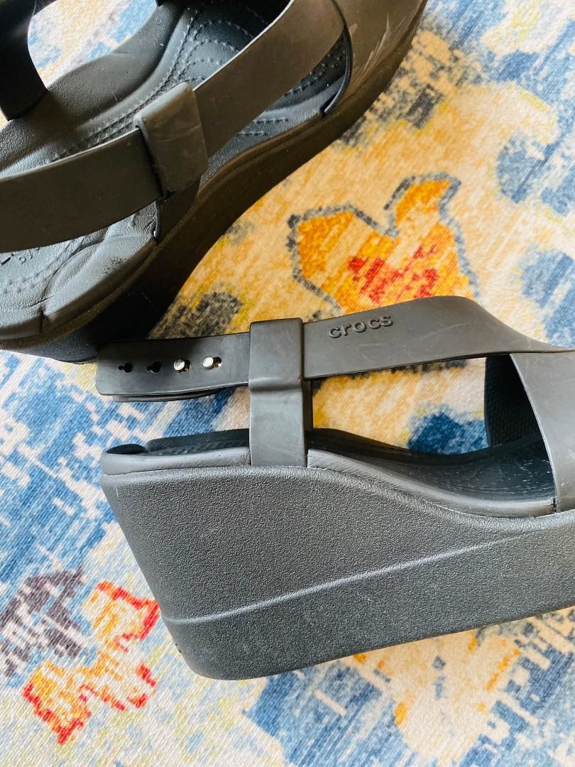 Black Crocs Wedge (Category: Flats & Sandals) located in Baguio. Submitted by asna_taku (Listing ID 1470050338, Image 3). Description: LIKE NEW Black Cr0cs Wedge🖤 Cr0cs Brooklyn High Wedge W8 EUC✅.