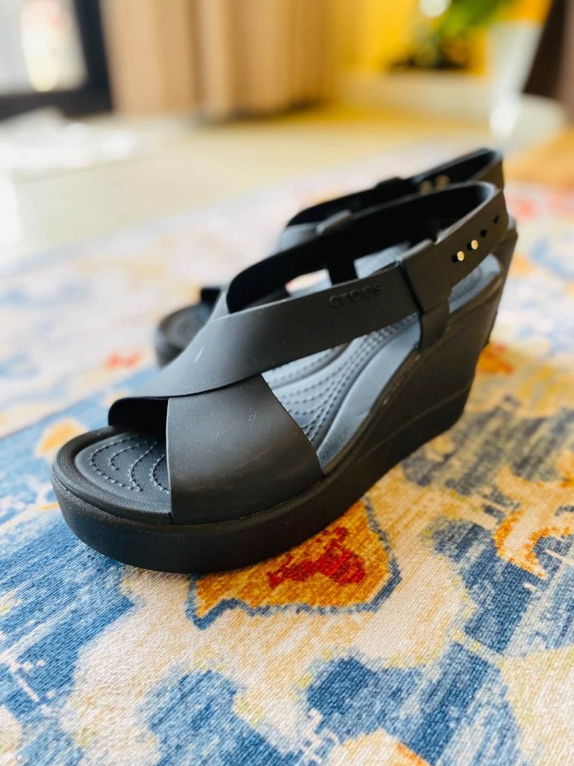 Black Crocs Wedge (Category: Flats & Sandals) located in Baguio. Submitted by asna_taku (Listing ID 1470050338, Image 2). Description: LIKE NEW Black Cr0cs Wedge🖤 Cr0cs Brooklyn High Wedge W8 EUC✅.