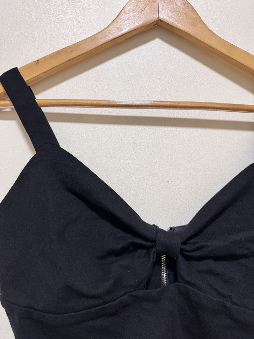 Black Cropped Tank Top (Category: Sleeveless) located in Manila. Submitted by seayouncey (Listing ID 1470058462, Image 3). Description: S on tag but best fit for M .