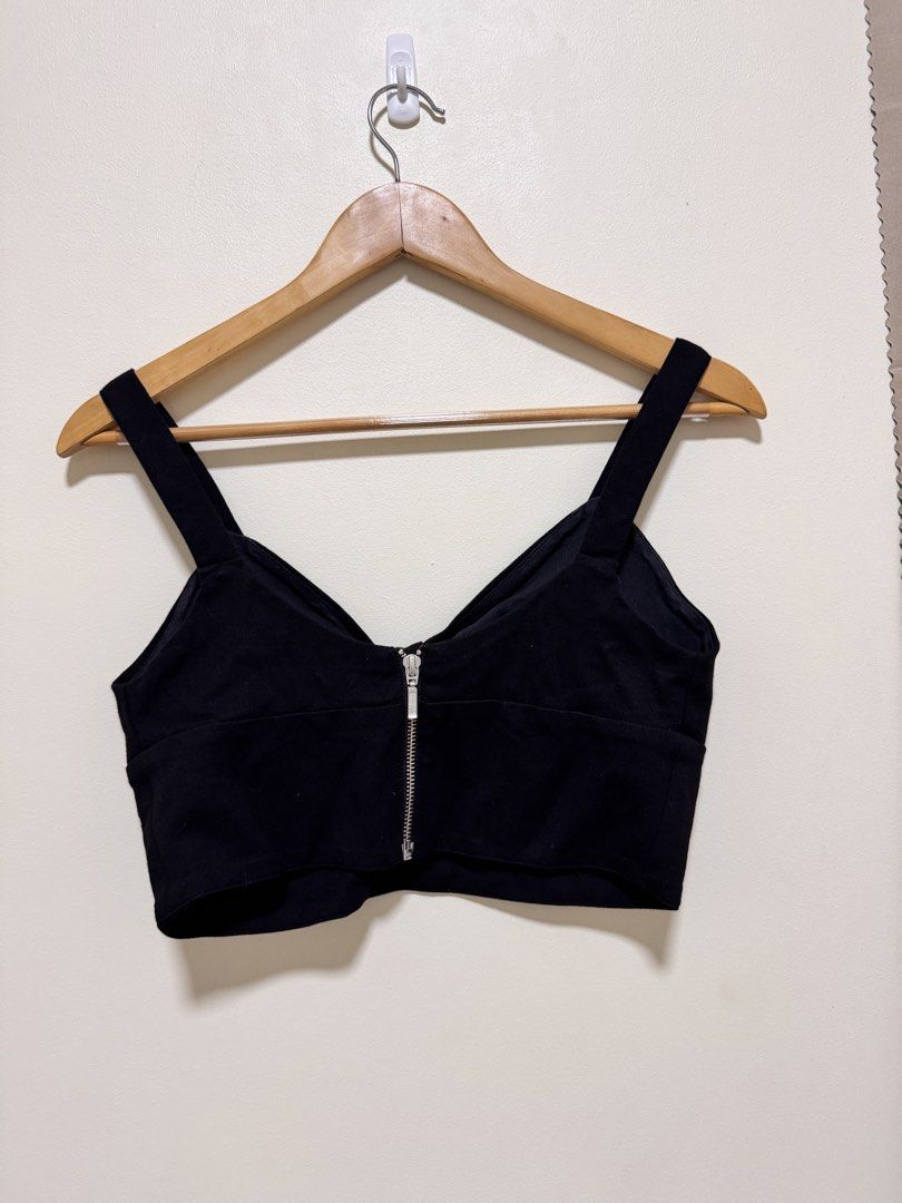 Black Cropped Tank Top (Category: Sleeveless) located in Manila. Submitted by seayouncey (Listing ID 1470058462, Image 2). Description: S on tag but best fit for M .