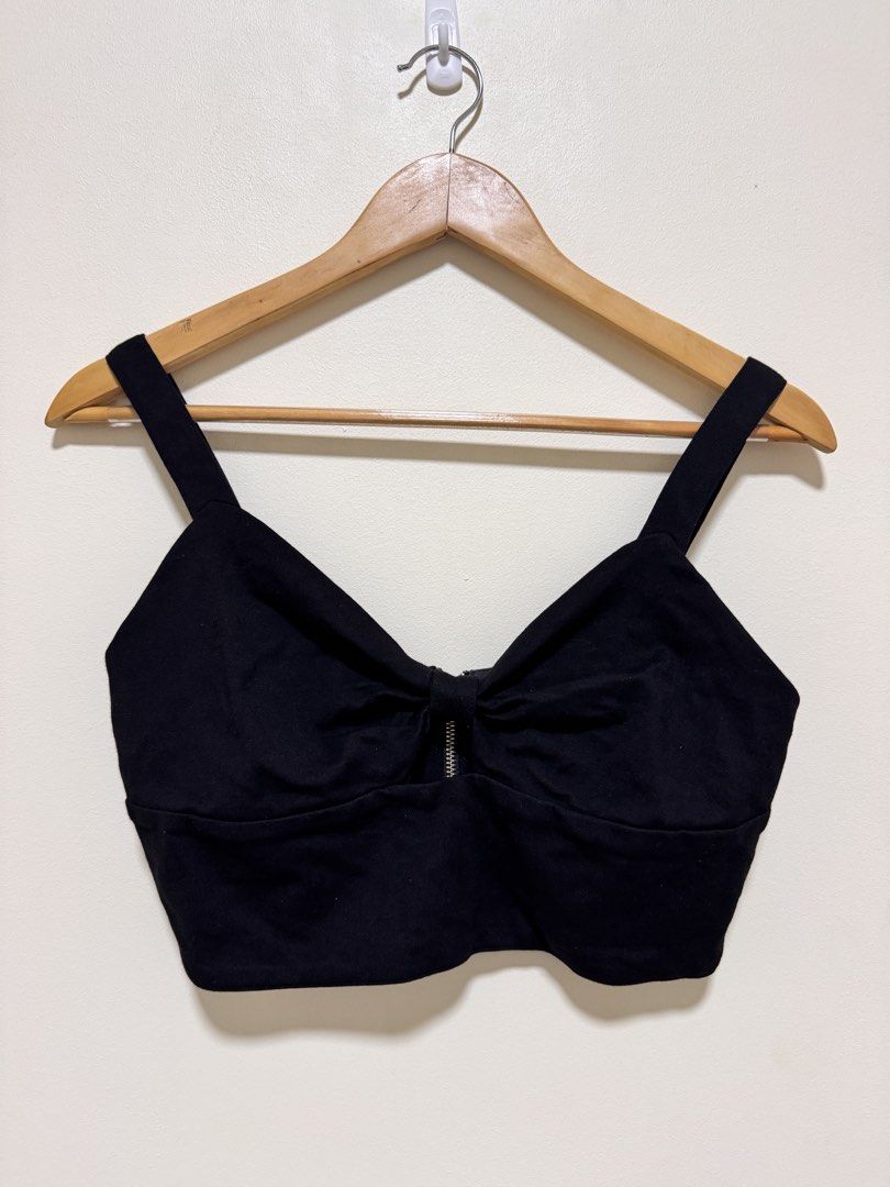 Black Cropped Tank Top (Category: Sleeveless) located in Manila. Submitted by seayouncey (Listing ID 1470058462, Image 1). Description: S on tag but best fit for M .