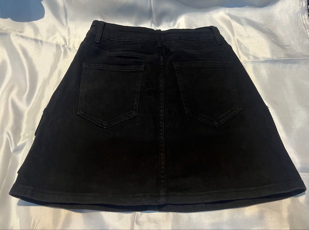 Black denim cargo mini skirt with front pockets (Category: Skirts) located in Manila. Submitted by ghengdhoze (Listing ID 1470069794, Image 2). Description: - Style: Utility cargo mini skirt - Color: Classic black - Details: Two large front cargo pockets, two back patch pockets, belt loops - Closure: Front button and zip fly - Fit: Versatile and easy to style with crop tops, tees, or hoodies - Condition: Brand new / Excellent quality w - 24 in L 