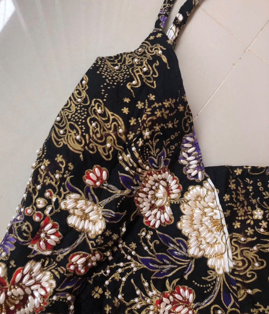 Black Floral Print Cami Top with Spaghetti Straps (Category: Sleeveless) located in Davao. Submitted by christ07_fox (Listing ID 1470037573, Image 2). Description: - Color & Pattern: Black with intricate floral details and subtle sparkle - Neckline & Straps: V-neck cut with thin spaghetti straps - Hemline: Embellished beaded trim along the bottom - Fit: Flowy and comfortable, ideal for warm weather or evening wear - Home: Kept in a clean, smoke-f
