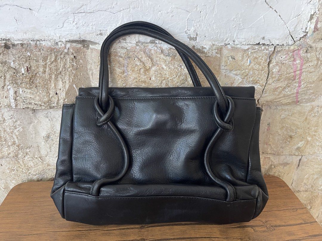black leather handbag L8x11 (Category: Tote Bags) located in San Fernando. Submitted by dntjapansurpluselyu (Listing ID 1469993016, Image 2). Description: .