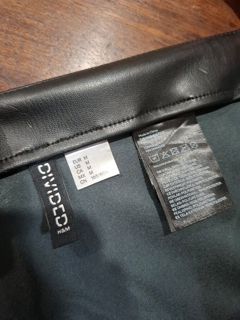H&M Black Leather-Look Skirt (Category: Skirts) located in Pasig City. Submitted by dripcounty (Listing ID 1468837152, Image 2). Description: Black Leather-Look Skirt ₱500 H&M Size: Medium Condition: Preloved; please check actual photos Black shiny leather-look skirt. Material composition is unconfirmed; not advertised as genuine leather. Actual item shown in photos. Delivery fee shouldered by buyer (Lalamove / other courier). Item price excludes