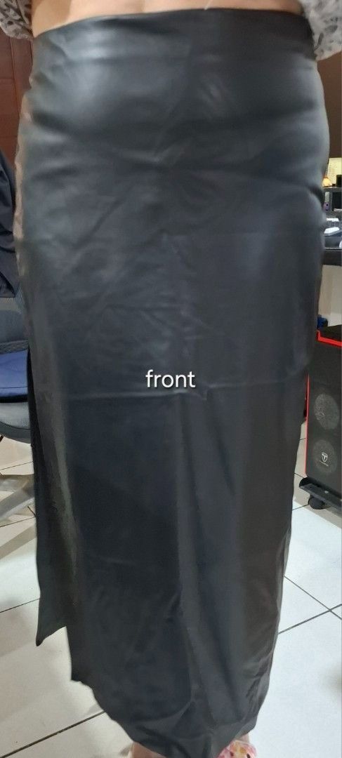 H&M Black Leather-Look Skirt (Category: Skirts) located in Pasig City. Submitted by dripcounty (Listing ID 1468837152, Image 3). Description: Black Leather-Look Skirt ₱500 H&M Size: Medium Condition: Preloved; please check actual photos Black shiny leather-look skirt. Material composition is unconfirmed; not advertised as genuine leather. Actual item shown in photos. Delivery fee shouldered by buyer (Lalamove / other courier). Item price excludes