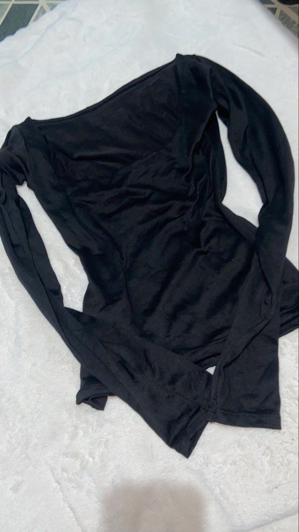 Black Long Sleeve Off-Shoulder Top (Category: Longsleeves) located in Manila. Submitted by nobleowl-8fff (Listing ID 1469978838, Image 1). Description: - Color: Black - Style: Long sleeve, off-shoulder neckline - Fit: Body-hugging, soft and stretchy fabric - Versatility: Easy to match with jeans or skirts for everyday wear - Condition: Wrinkled from storage, needs ironing.