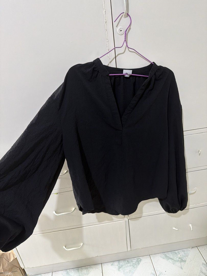 Black Long Sleeve V-Neck Blouse (Category: Longsleeves) located in Rizal. Submitted by kyliemaine (Listing ID 1470016489, Image 1). Description: - Color: Black - Style: Long sleeve blouse with textured fabric finish - Neckline: Deep V-neck - Details: Gathered cuffs - Fit: Loose and comfortable for everyday casual wear - Versatility: Easy to pair with jeans or skirts - Origin: Made in Bangladesh.