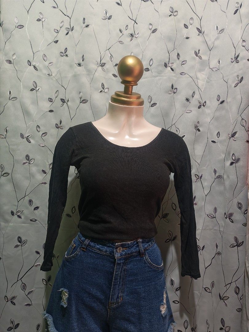 Black Long-Sleeve Scoop Neck Crop Top (Category: Longsleeves) located in Caloocan City. Submitted by _misskaye (Listing ID 1470044668, Image 2). Description: - Color: Classic black - Style: Long-sleeve cropped top with a scoop neck - Fabric: Soft, stretchy cotton-blend ribbed material - Fit: Waist-length, perfect for high-waisted bottoms - Versatility: A wardrobe staple that's easy to match with jeans or shorts.